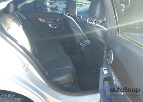 2019 Mercedes-Benz C 300 4Matic z USA, uszkodzony, nr VIN 55SWF8EB9KU300317